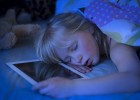 Nena que dorm al llit amb una tauleta digital | Recurso educativo 769425